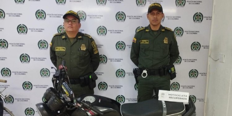 Aprehendidos menores de edad señalados de hurtar una motocicleta