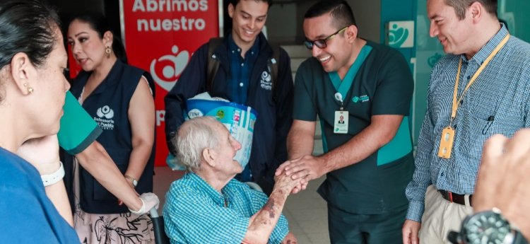 Alcaldía escuchó caso de abuelito abandonado en la Clínica Nuestra y le brindó un hogar en el Jardín de Los Abuelos