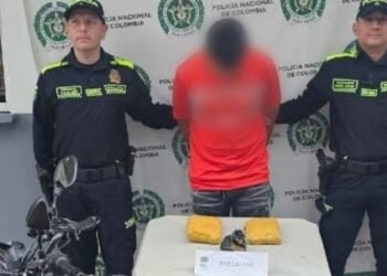 Iba en moto y con dos ‘panelas’ de marihuana