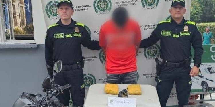 Iba en moto y con dos ‘panelas’ de marihuana