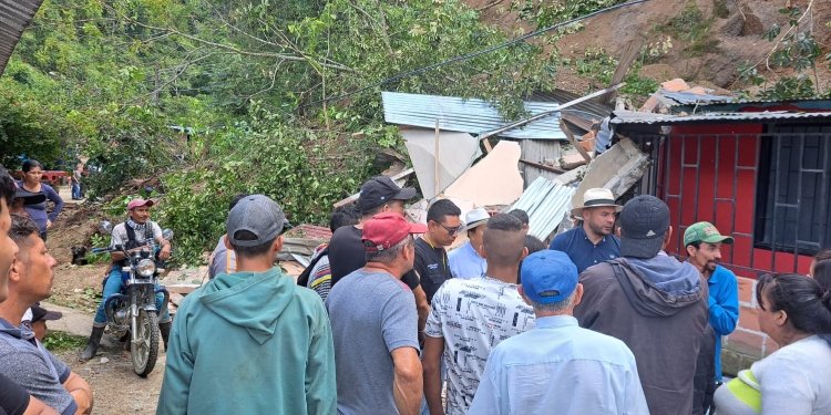 Deslizamiento de tierra provocó afectación a seis viviendas y taponamiento vial en la vereda el Cural