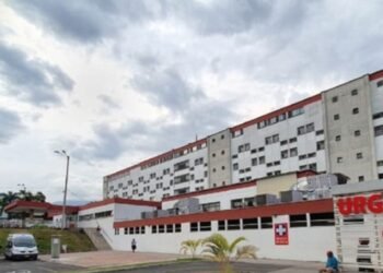 Buscan a familiares del hombre que se lanzó del quinto piso del Federico Lleras