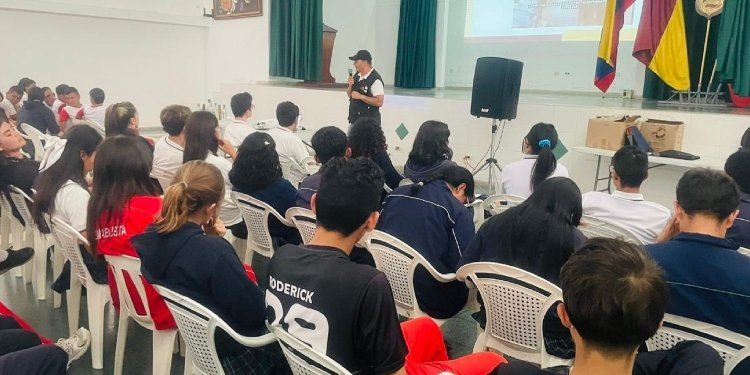 La lucha contra el contrabando llegó al colegio Ismael Perdomo de Cajamarca