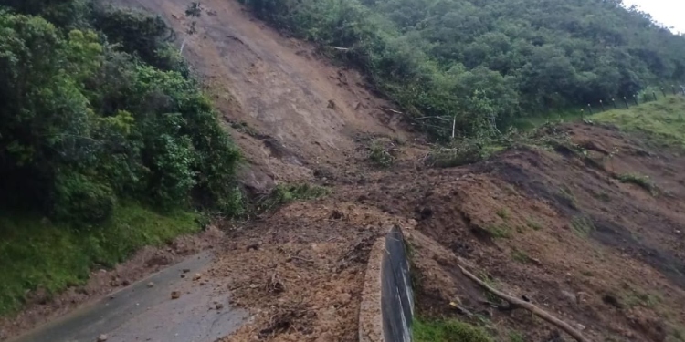 Continúa el cierre por deslizamiento en la vía hacia el Líbano