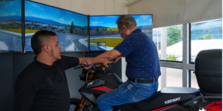 Con simulador de motovelocidad se busca fortalecer conciencia vial de motociclistas en el Tolima