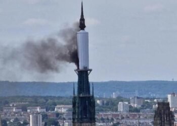 Francia: Autoridades francesas anunciaron incendio en la torre de la catedral de Notre-Dame en Rouen