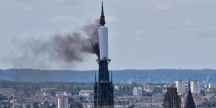 Francia: Autoridades francesas anunciaron incendio en la torre de la catedral de Notre-Dame en Rouen