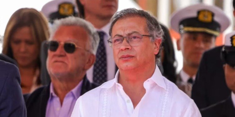 Gustavo Petro explica su tardanza en el desfile del 20 de Julio en Bogotá tras recibir críticas