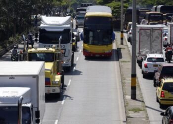 Gobierno anuncia alza en precio del ACPM en plena jornada de paro camionero