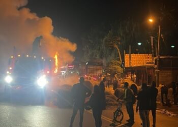 Autoridades restablecen paso vehicular en la vía al alto de la línea 