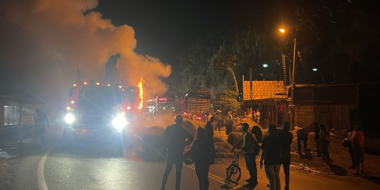 Autoridades restablecen paso vehicular en la vía al alto de la línea 