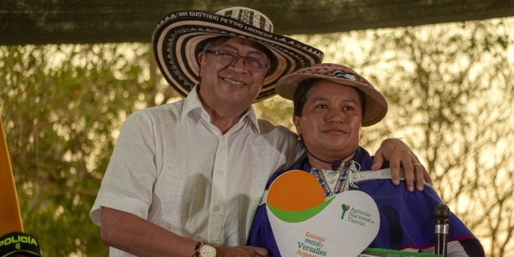 Presidente Petro entrega 2.500 hectáreas a reincorporados, campesinos y víctimas en Antioquia