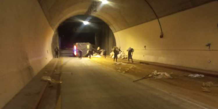 Vehículo tractocamión se volcó en la vía del alto de la Línea