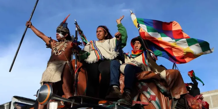 Minga indígena llega a Bogotá para dialogar con Petro sobre la violencia en el Cauca