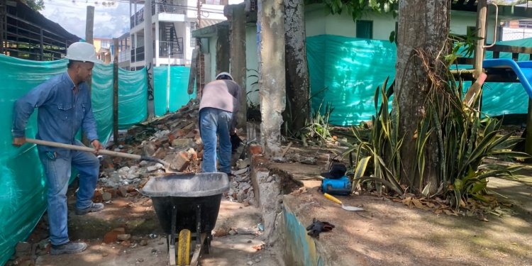 Adelanta la construcción de nuevo muro en el colegio Alberto Castilla