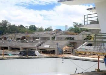 Deportistas a la expectativa de las obras de las piscinas de la calle 42