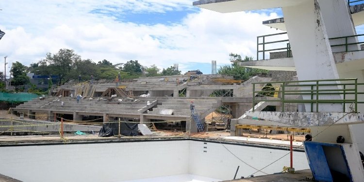 Deportistas a la expectativa de las obras de las piscinas de la calle 42