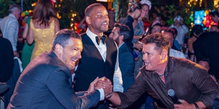 Carlos Vives pone a cantar vallenato a Antonio Banderas y Will Smith en gala en España