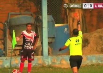 ¡De no creer! Expulsan a futbolista por orinar en la cancha
