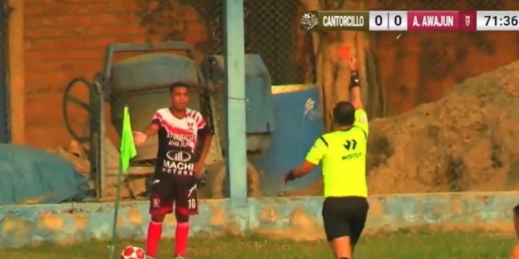 ¡De no creer! Expulsan a futbolista por orinar en la cancha