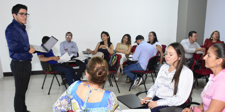 Capacitan al sector comercio para brindar una mejor atención al turista en Ibagué