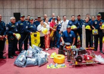 Entrega de dotaciones a bomberos voluntarios en el Tolima