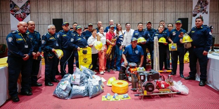 Entrega de dotaciones a bomberos voluntarios en el Tolima