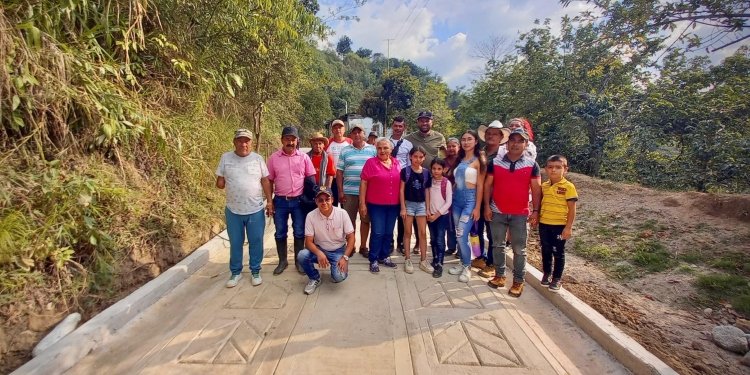 Entregaron placa huella en vereda La Loma Cocora