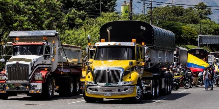 Paro camionero en Cundinamarca amenaza con escasez de alimentos