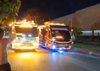 ¡Motos, carros y ahora buses!: Denuncian carreras clandestinas de buses en Medellín