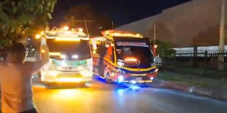 ¡Motos, carros y ahora buses!: Denuncian carreras clandestinas de buses en Medellín