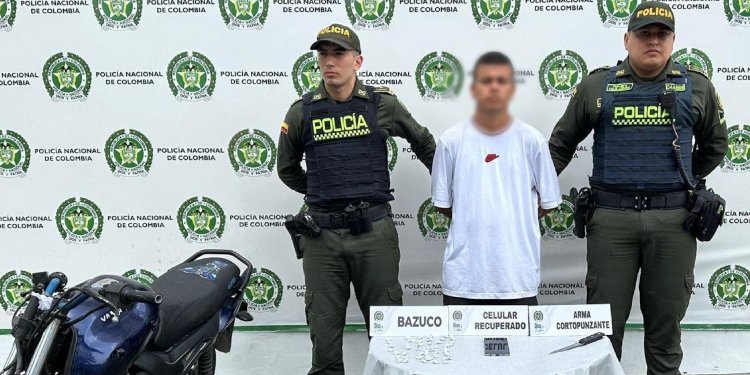 Sujeto se movilizaba en una moto con bazuco y le encontraron un celular hurtado