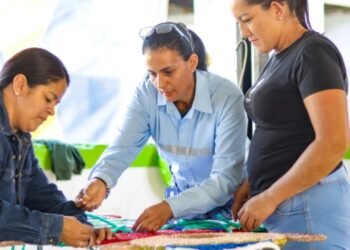 Los encargados de elaborar el alumbrado navideño de ese año son mujeres cabeza de hogar, jóvenes y adultos mayores