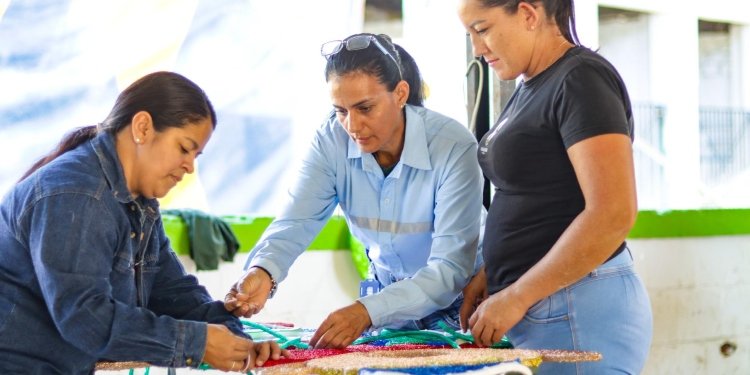 Los encargados de elaborar el alumbrado navideño de ese año son mujeres cabeza de hogar, jóvenes y adultos mayores