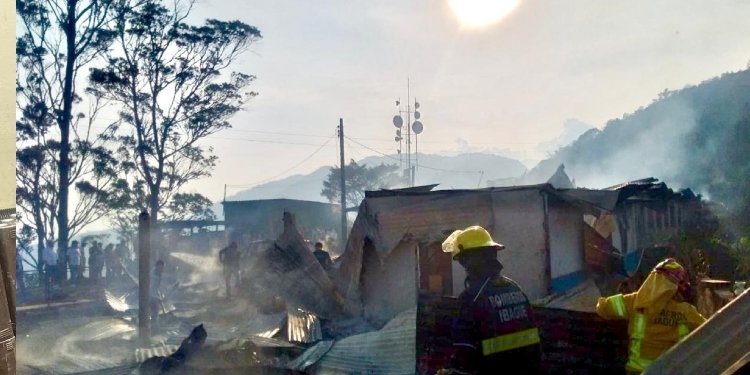 Fuerte incendio causó pérdida total una escuela y tres casas en San Juan de La China
