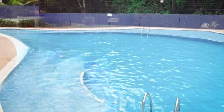 Administradores de conjuntos regular llenado de piscinas en esta época de sequía