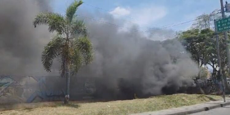 Bomberos controlaron quema irresponsable de basura que se convirtió en incendio en la calle 80