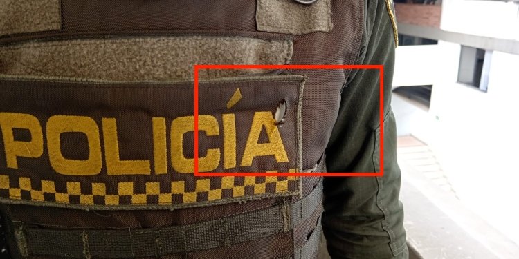 Sujeto atacó con cuchillo en el pecho a un policía  que llevaba un chaleco antibalas