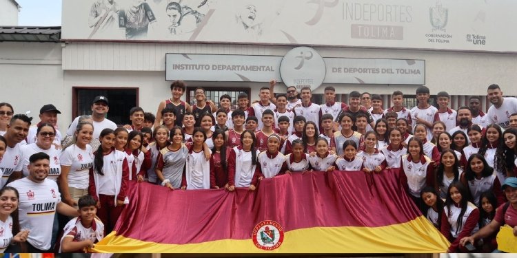 Campeones de Juegos Intercolegiados Departamentales recibieron implementación deportiva