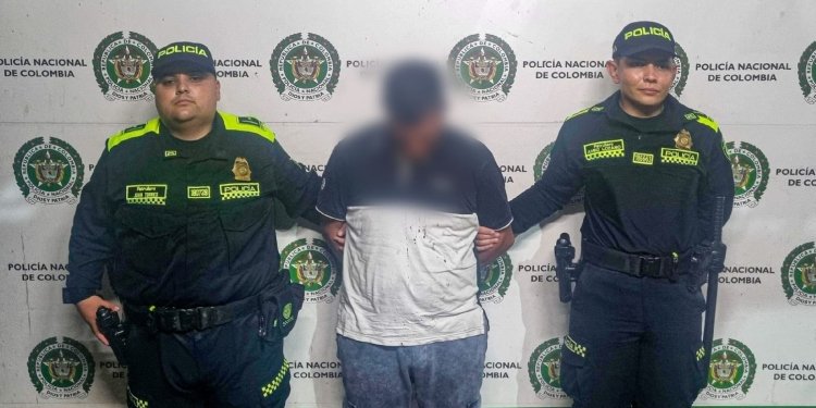 Sujeto llegó a la plataforma de ascenso de pasajeros en la Terminal de Transportes y se apropió de un carriel