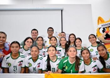 Campeones municipales de los Juegos Intercolegiados recibieron indumentaria deportiva