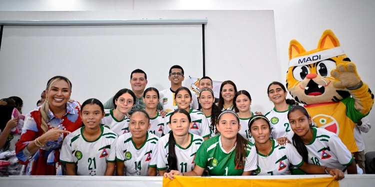 Campeones municipales de los Juegos Intercolegiados recibieron indumentaria deportiva