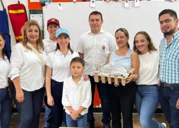 Entrega en estación Meteorológica en institución educativa del Combeima 