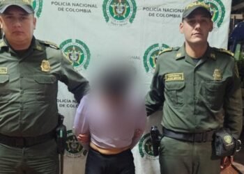 Capturada mujer señalada de hurtar un celular en compañía de dos sujetos