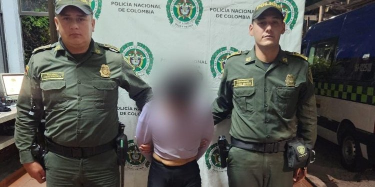 Capturada mujer señalada de hurtar un celular en compañía de dos sujetos
