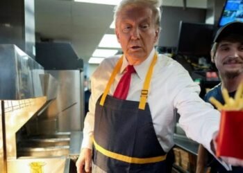 Trump sirvió papas fritas y ofrecío una conferencia de prensa en un McDonald’s