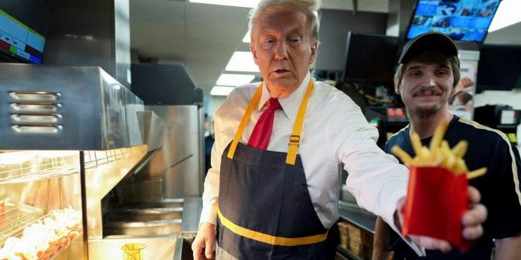 Trump sirvió papas fritas y ofrecío una conferencia de prensa en un McDonald’s