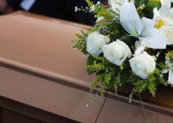 Mujer solicita ayuda para poder depositar los restos de su nieto en un osario 