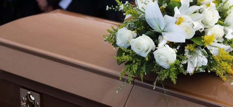 Mujer solicita ayuda para poder depositar los restos de su nieto en un osario 