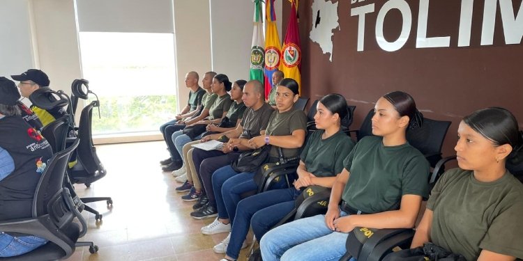 Auxiliares de policía se capacitan en estrategias anti-contrabando en el Tolima